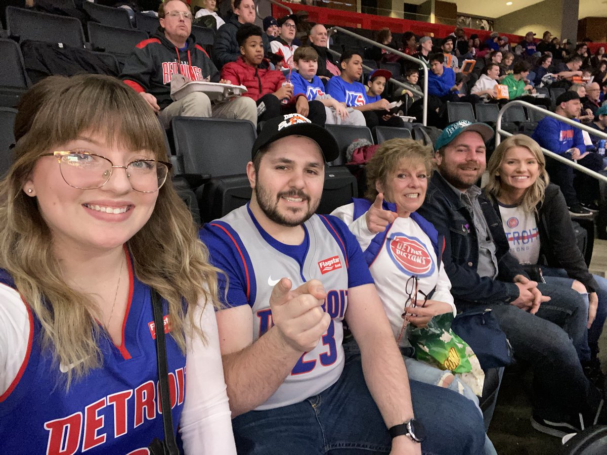 hough_haley's tweet photo. 🏀🍺 #itsaDetroitThing https://t.co/W0rJHySY0C