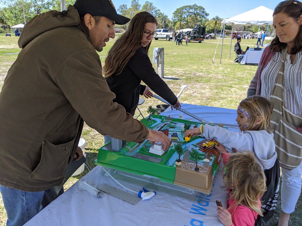 FweaUsf's tweet photo. Back by popular demand! The children love this demo, which shares how we interact with water. #WaterCycle 💧🔄 #FloridaWaterFestival ☀️💧🌎 #GradStudentsInAction 🥼👩‍🔬👨‍🔬 #EnvironmentalService 🤝🌳 https://t.co/t7wGd4a8Qd