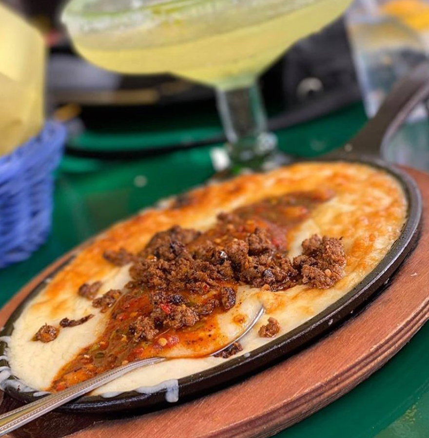passport_sd's tweet image. Enjoy the #weekend by digging into Casa Guadalajara's irresistible #Queso #Fundido con #Chorizo and a birdbath #margarita! 🍹

📸: Darlene B.
Passport to San Diego: (buff.ly/2NiE7wJ)