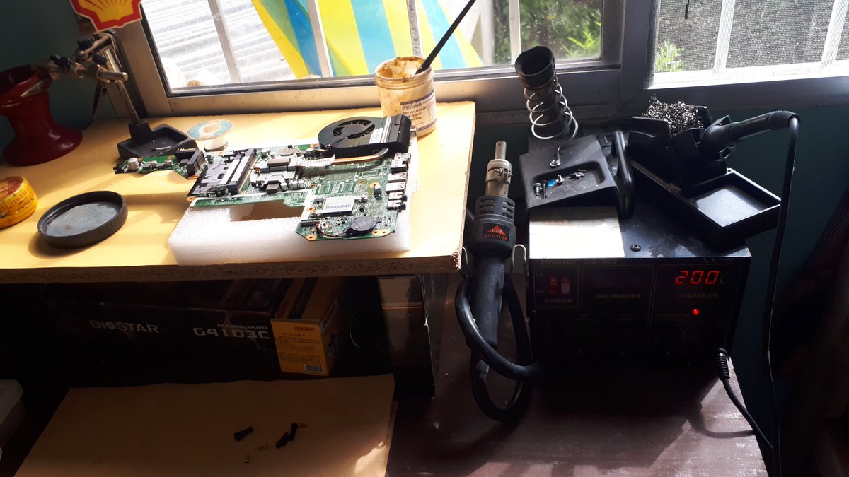 En algunos modelos de laptop, las actualizaciones automatica de drives en window 10 esta corrompiendo las BIOS. Especialmente cuando apagas la laptop antes que termine de actualizar.