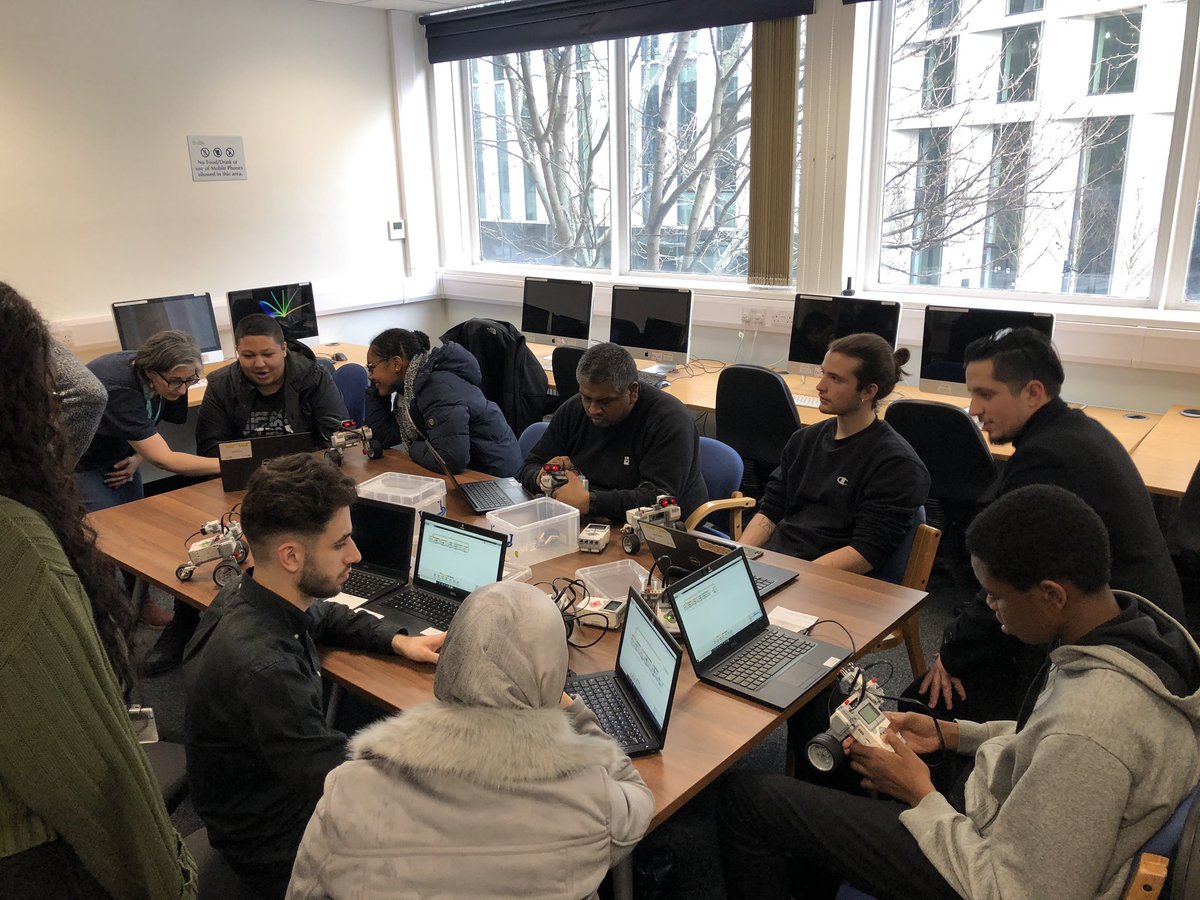 SafiaBarikzai's tweet image. Great day building robots &amp;amp; programming them #openday #playfulcoding #LegoRobotics