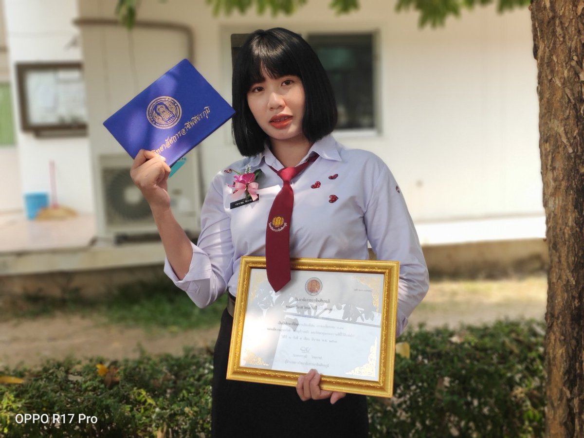 Aomziii2's tweet photo. จบแล้วนะ  🎉 ขอบคุณ​ตัวเองที่หาส่งตัวเองมาได้ขนาดนี้  ขอบคุณ​ครอบครัว​ที่คอยซัพพอร์ต​ ที่คอยให้คำปรึกษา​ทุกอย่าง  🙏💓  #Congratulations https://t.co/6I1mQJWlyQ