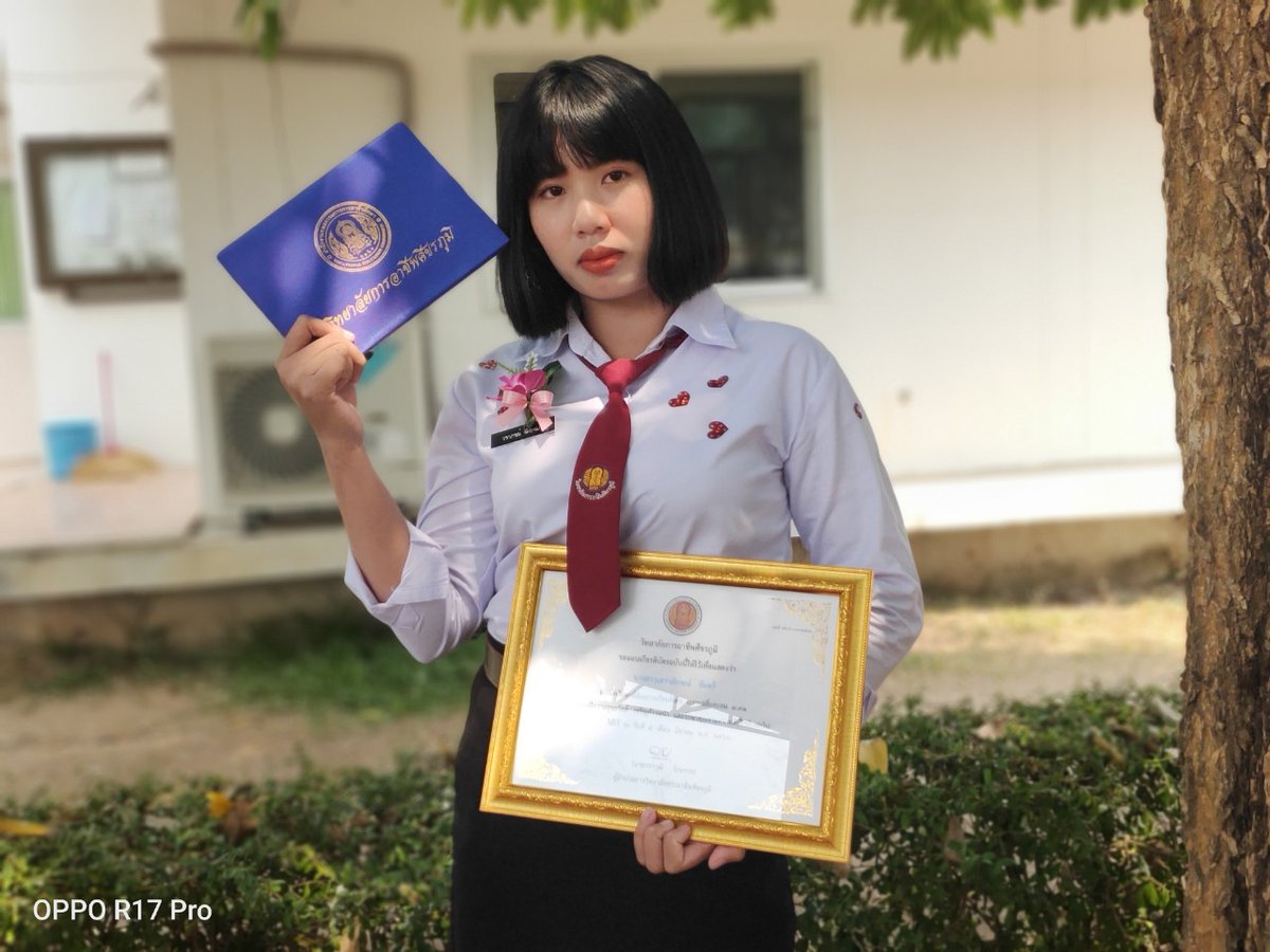Aomziii2's tweet photo. จบแล้วนะ  🎉 ขอบคุณ​ตัวเองที่หาส่งตัวเองมาได้ขนาดนี้  ขอบคุณ​ครอบครัว​ที่คอยซัพพอร์ต​ ที่คอยให้คำปรึกษา​ทุกอย่าง  🙏💓  #Congratulations https://t.co/6I1mQJWlyQ