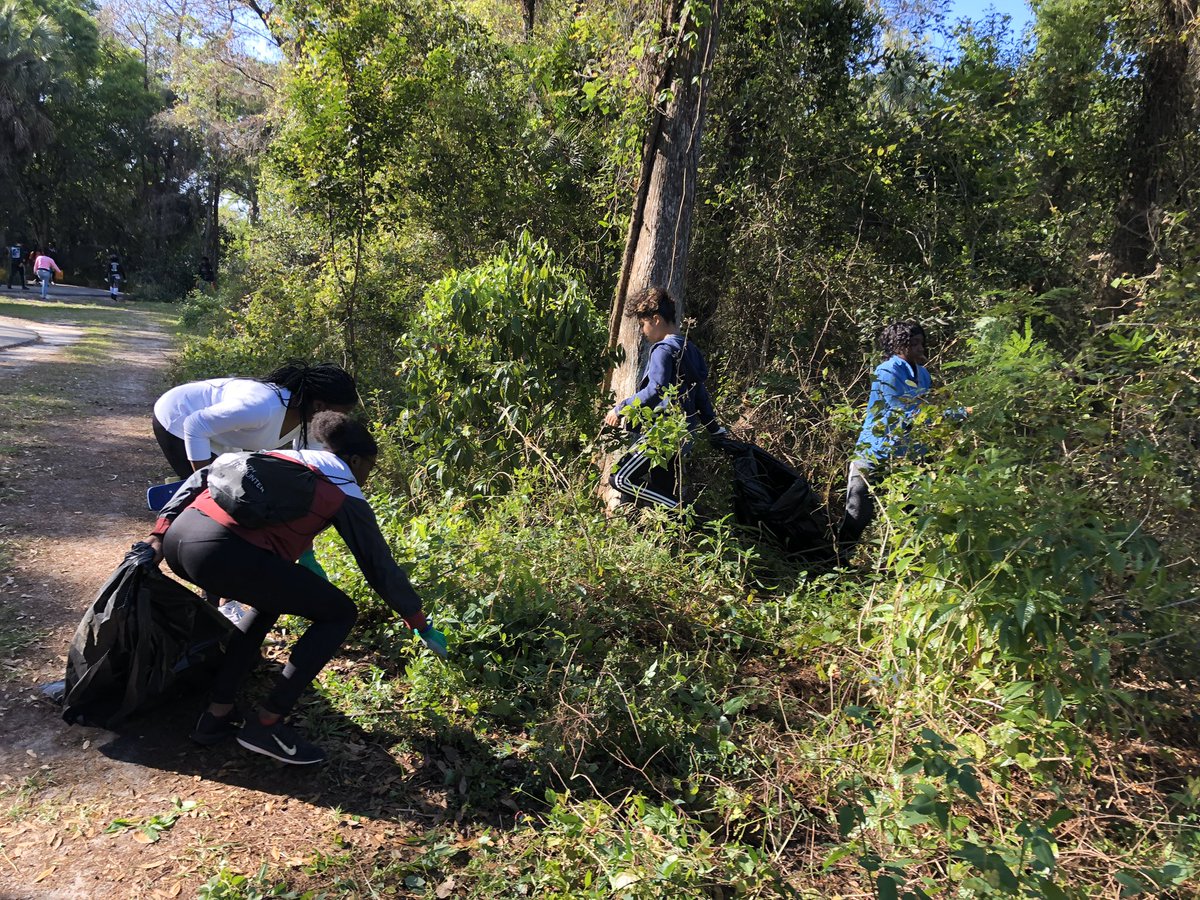 monfortekm's tweet photo. Proud of our Creek students for volunteering their Saturday morning to help remove invasive plants from our community.  #BECREEK #Inclusion #CommunityService #CougarPride @CreekMagnet @creekLIA @Creek_BB @MissB_at_Creek @MsSegesta @Principal_Fiske @DrNicoleNearor @angela_coby https://t.co/CZaA8cLfhA