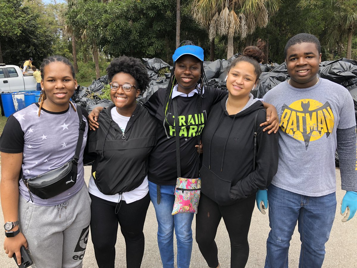 monfortekm's tweet photo. Proud of our Creek students for volunteering their Saturday morning to help remove invasive plants from our community.  #BECREEK #Inclusion #CommunityService #CougarPride @CreekMagnet @creekLIA @Creek_BB @MissB_at_Creek @MsSegesta @Principal_Fiske @DrNicoleNearor @angela_coby https://t.co/CZaA8cLfhA