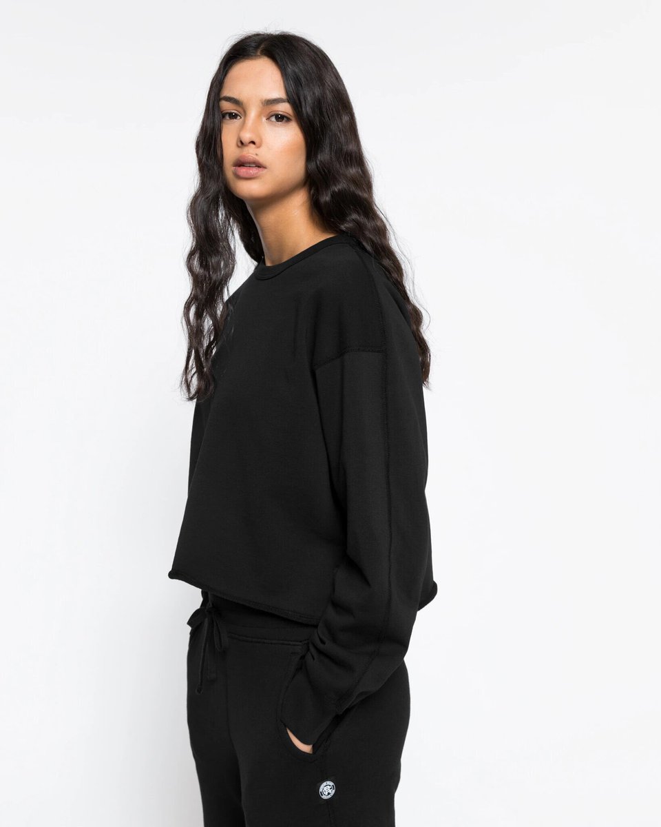 altareddeer's tweet photo. New to the Shop: Reigning Champ First Women’s Collection. The same great fabrics we know and love but new fits and styles for Women. Cropped Crewneck, Pullover Cropped Hoodie, and Box Fit T-Shirts. Made in Canada. https://t.co/4r9IUYobmC