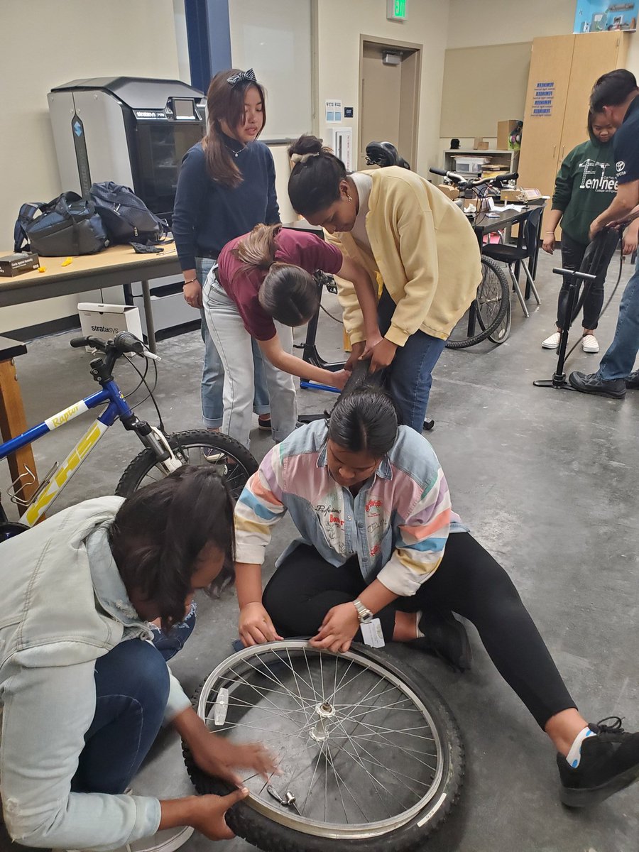 CBeltran1316's tweet image. Femineer Fridays @lbjordanhigh Aside from the daily classes and tasks our students attend weekly, they still manage to learn new skills with Healthy Active Streets &amp;amp; Danny Gamboa. Stay tuned for when the girls will be fixing bikes in our community #bikeworkshop #empower4change