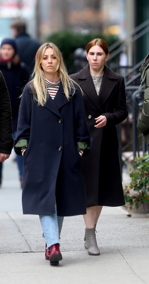 charmed_fr's tweet photo. #CANDID : #KaleyCuoco &amp; Zosia Mamet sur le tournage de "The Flight Attendant" à New-York ce 03 Mars. (3) https://t.co/gMBsGAUt6P