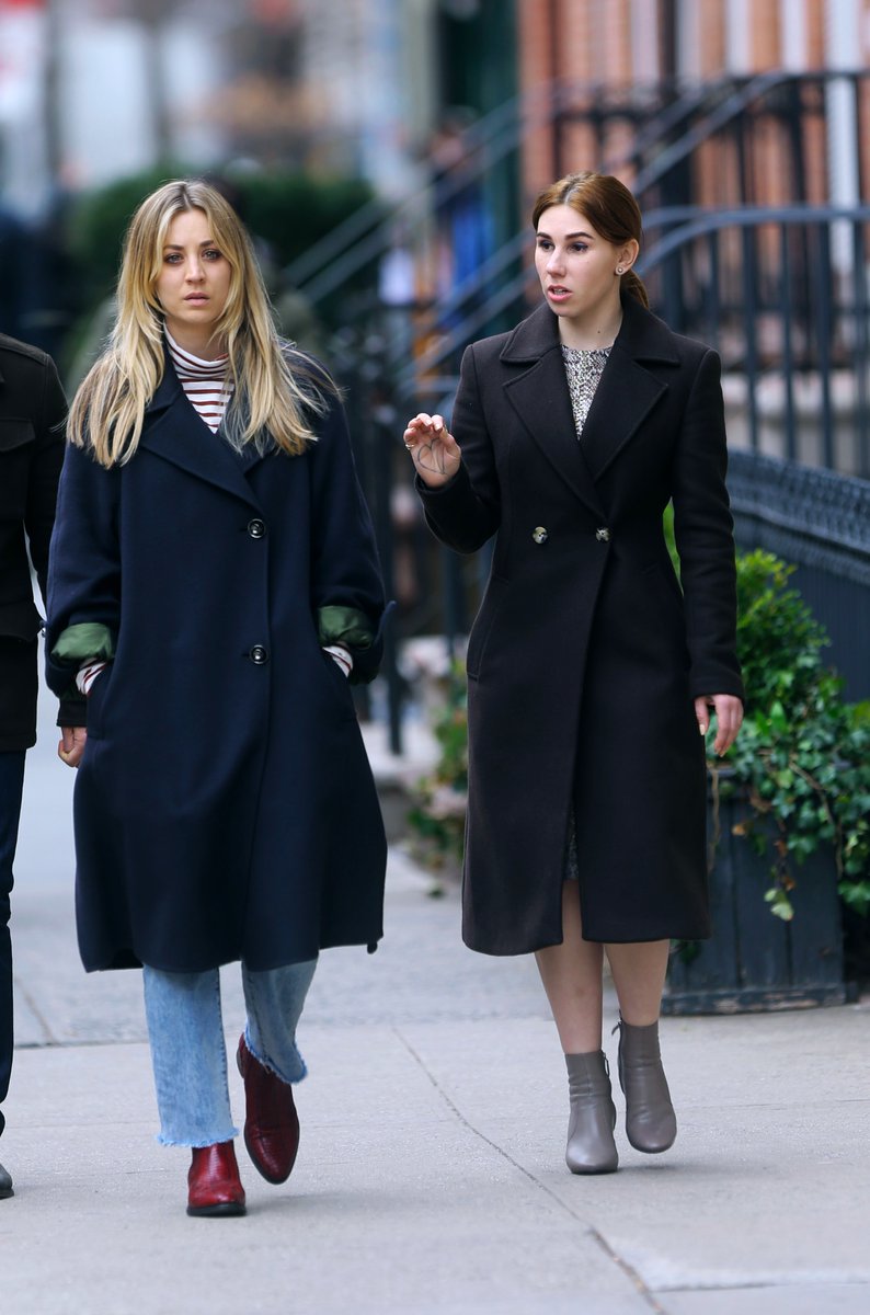 charmed_fr's tweet photo. #CANDID : #KaleyCuoco &amp; Zosia Mamet sur le tournage de "The Flight Attendant" à New-York ce 03 Mars. (3) https://t.co/gMBsGAUt6P