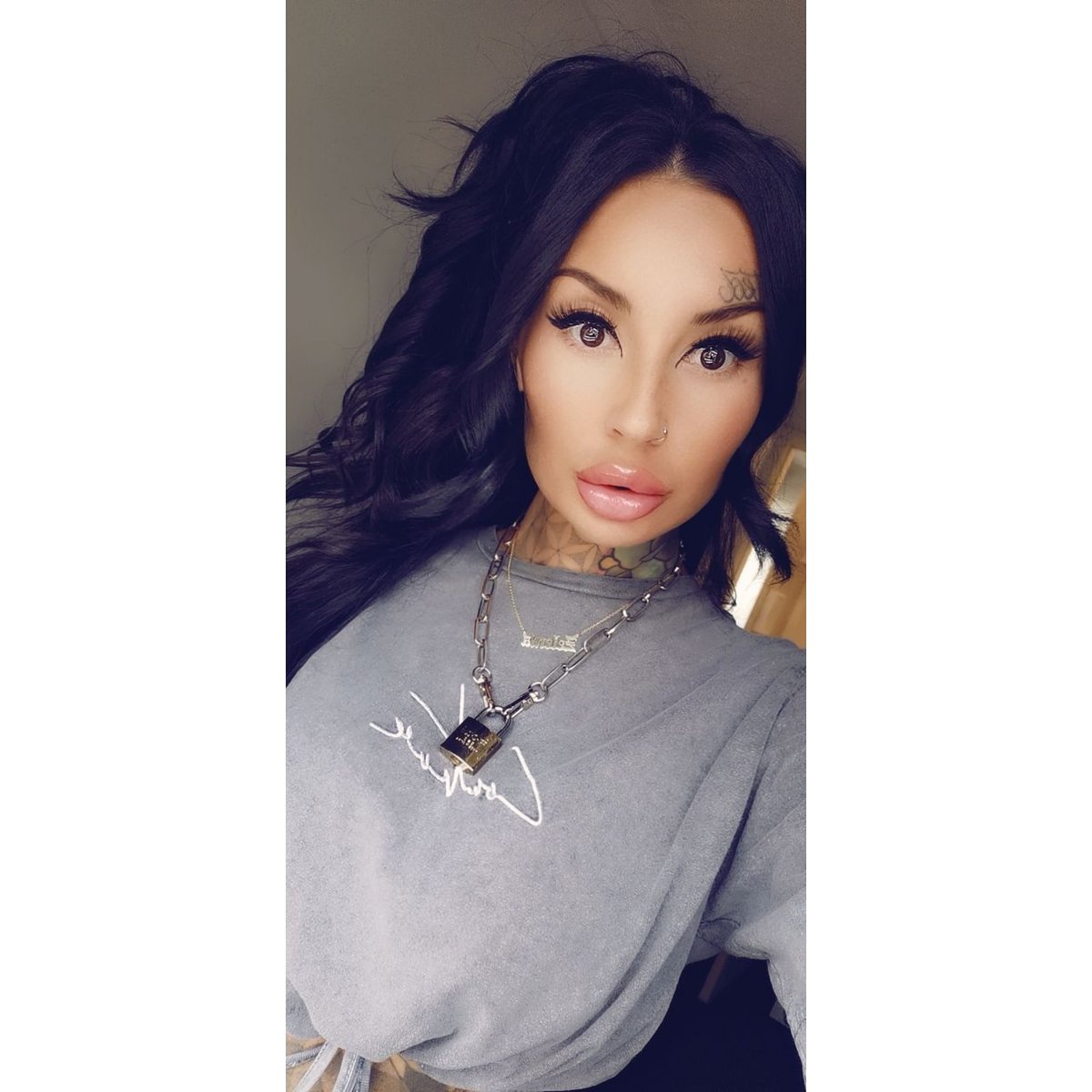 ZeleniaDoll tweet picture