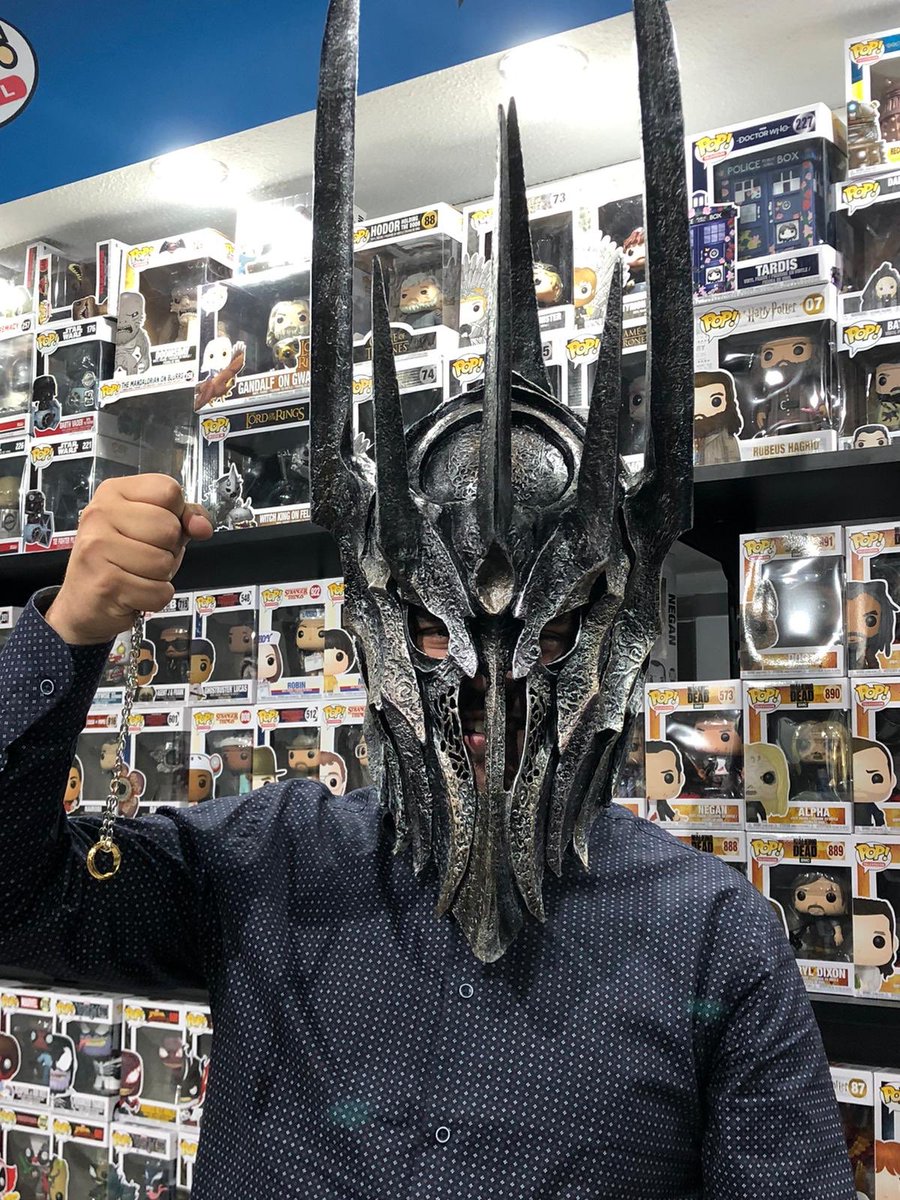 GeekAtmosphere's tweet image. Hemos podido disfrutar de esta maravillosa réplica del casco de Sauron 1:1 un par de horas, que es lo que nos ha durado #lotr #lordoftherings #elseñordelosanillos #sauron #geekatmosphere #alwaysplaying