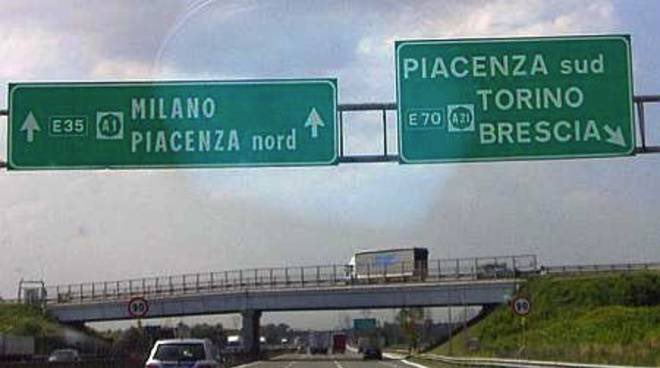 Nuovo decreto bozza 7 marzo #coronavirusitalla : avrà un impatto sulle autostrade? Rimangono aperte la A1 e la A4 (che passano per province in zona rossa - per chi non esce in zona rossa)? #autostrade  #coronavirus #urgente #help