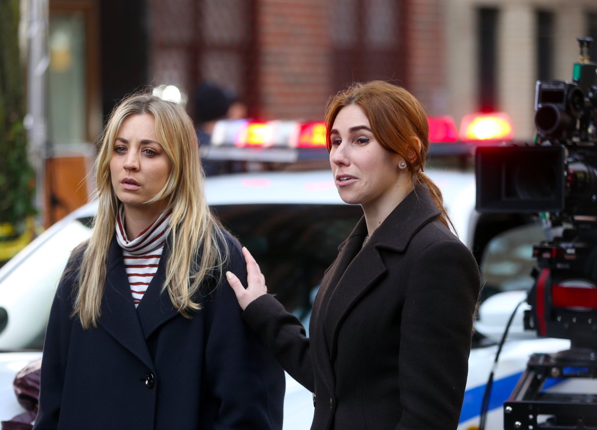 charmed_fr's tweet photo. #CANDID : #KaleyCuoco &amp; Zosia Mamet sur le tournage de "The Flight Attendant" à New-York ce 03 Mars. (4) https://t.co/yMa2fU4KGS