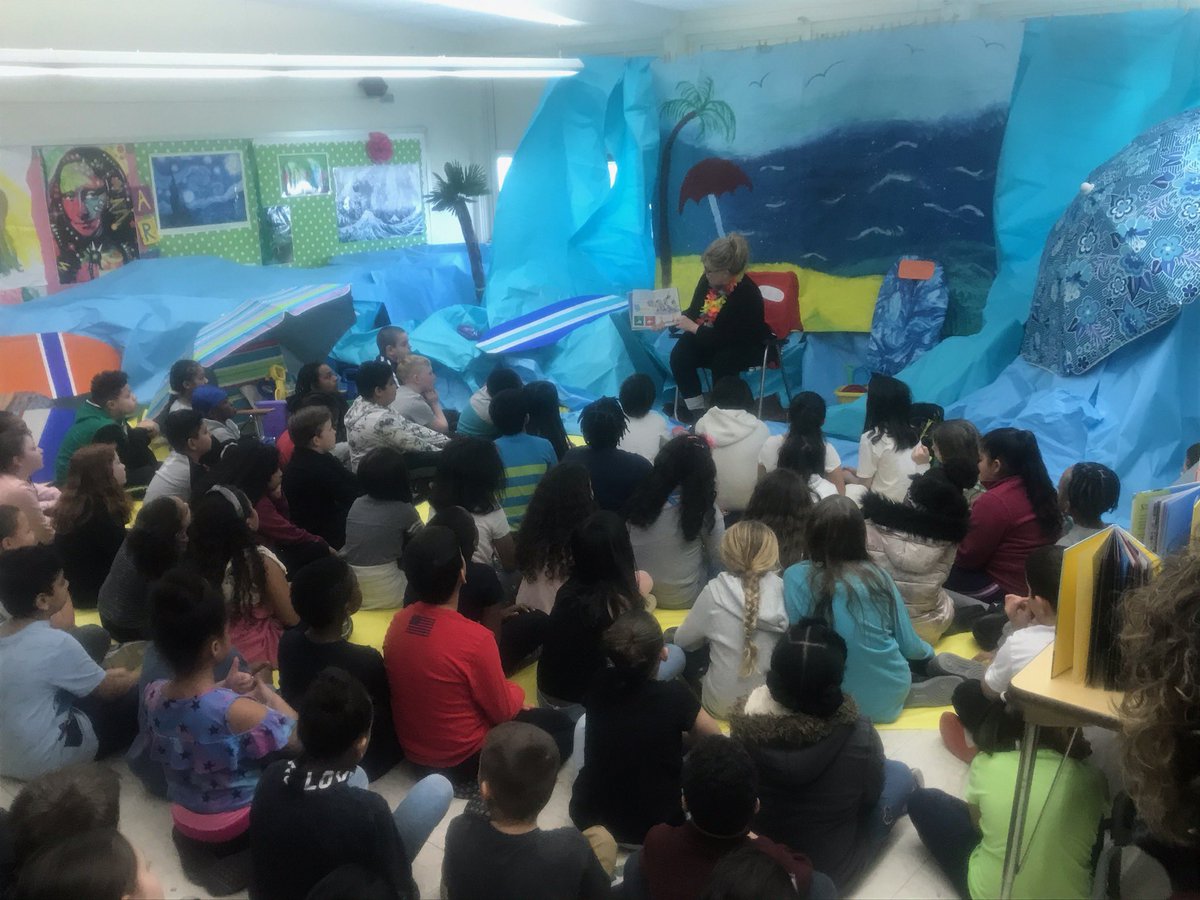 SeachPrincipal's tweet photo. We ended Read Across America Week with a trip to the 🌊Seach Beach🌊 featuring some spectacular guest readers! Thank you to Carrie Palazzo from School Committee, Jeremy Angelos, and Terri Fleming! Our students are lucky to have you! 😎📚🌊🏄🏼 #ReadAcrossAmericaWeek #SeachRoars https://t.co/7E9ehhC3e8