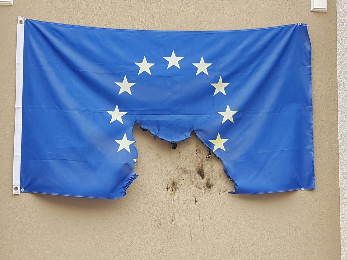 VoltDeutschland's tweet image. Die #Europa-Fahne am Haus von unserem #OBKandidat für #Bamberg @hgbruenker wurde letzte Nacht angezündet. Wir sind betroffen und schockiert, aber lassen uns nicht einschüchtern. #Volt steht für offenen politischen Diskurs und gegen jede Gewalt in Wahlkampf und Politik.
#VoteVolt