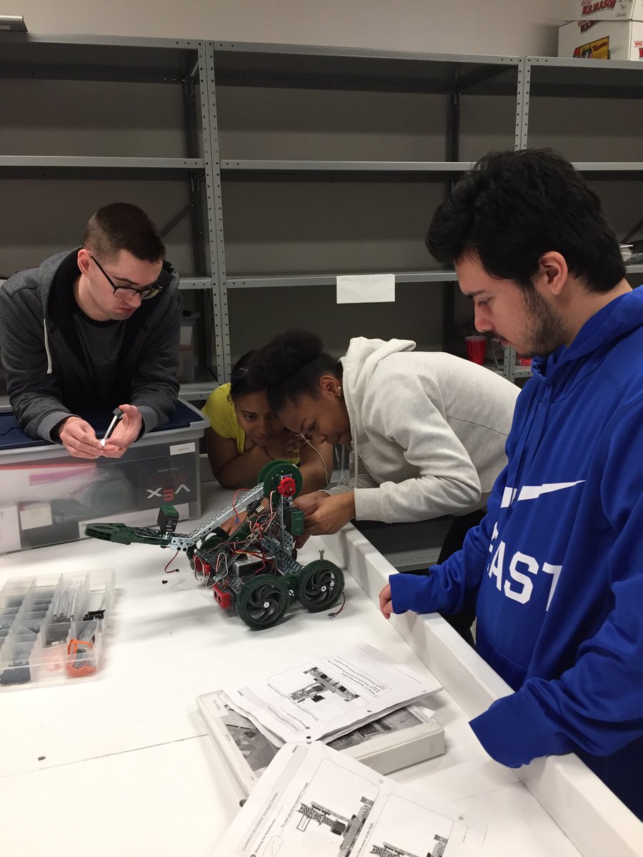 heyteacha's tweet image. South robotics adding sensors to our Vex Clawbot! #buildingrobots @WESchools @rebelassistant @Southechguy @VEXRobotics