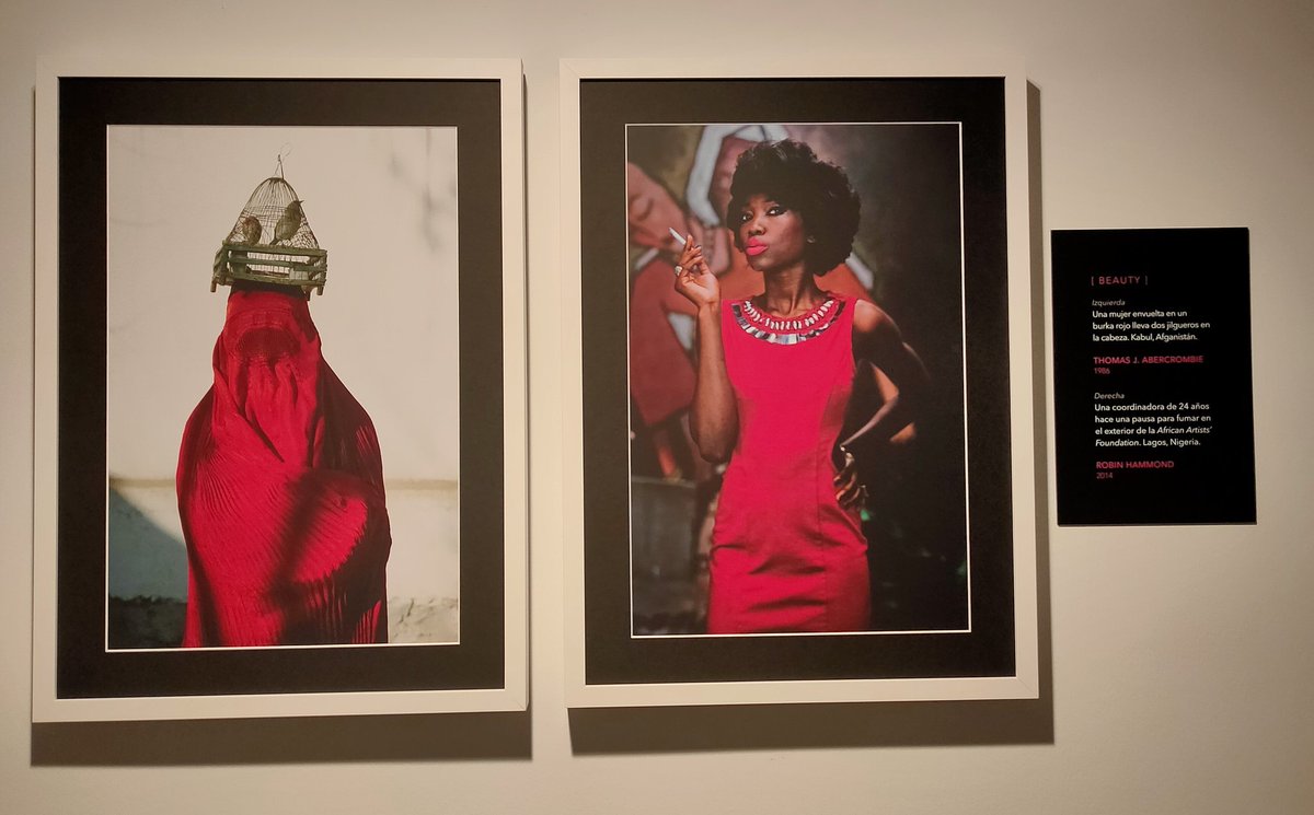 A la izquierda una mujer de Kabul envuelta en su burka rojo. A la derecha otra de Nigeria fuma en una pausa tras coordinar una fundación de artistas. Símbolo de la tradición y   la modernidad. 

#Women de <a href="/NatGeoEsp/">National Geographic España</a> en <a href="/palgaviria/">Palacio de Gaviria</a> #8M2020 

😍