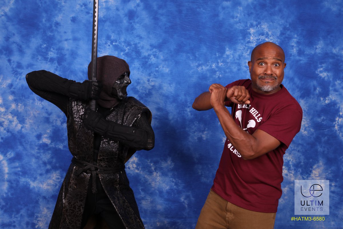 ChanChanVasquez's tweet photo. As you might remember, I did some cosplay last summer. So here are some more pics of me (as one of the Dread Doctors) and my wife (as Oni) meeting Seth Gilliam during the Howl At The Moon 3 in Paris 2019! #Teenwolf #DreadDoctors #Oni #HATM3 @ultimeventz https://t.co/oru0RxH3vM