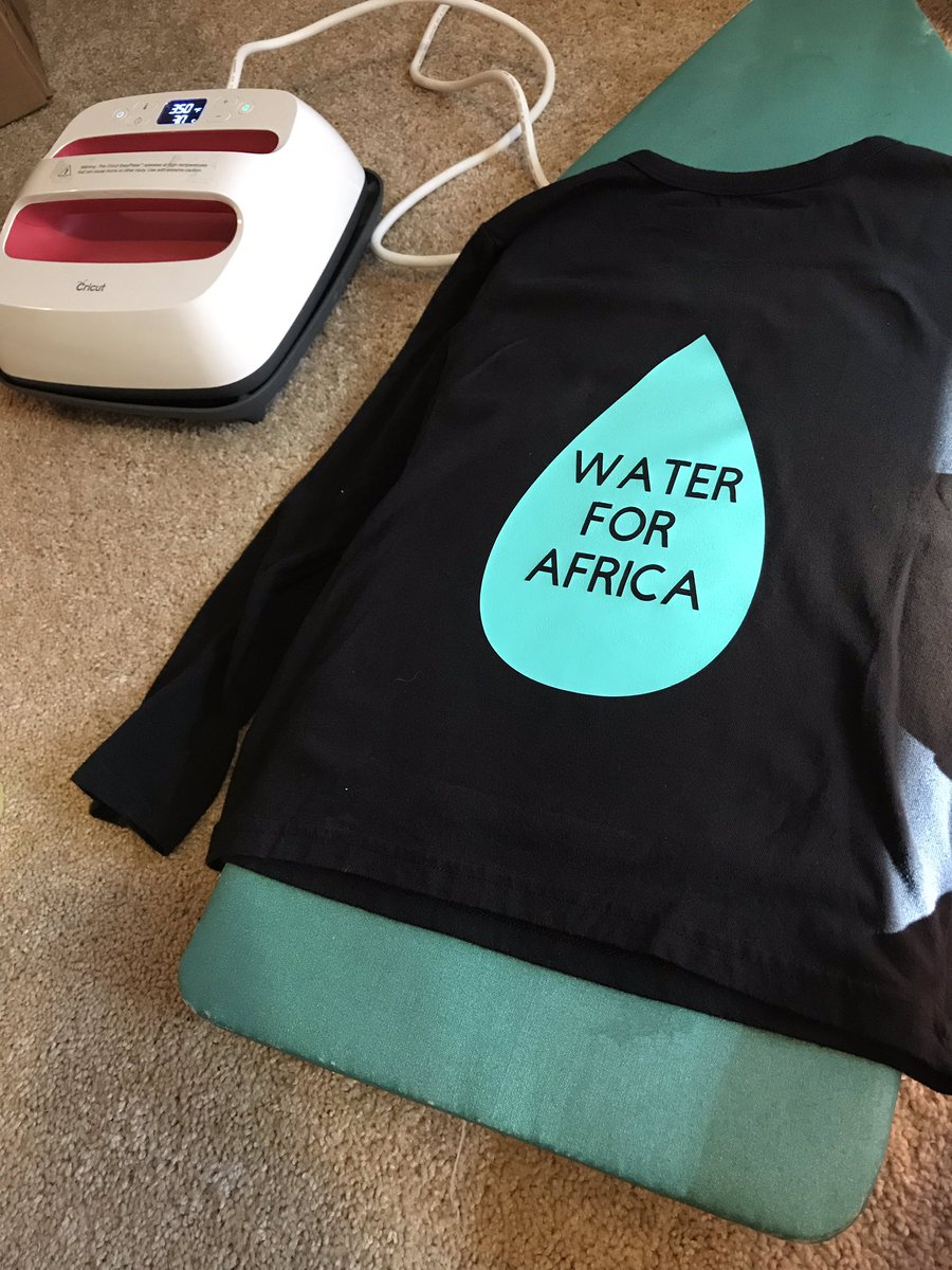 alexandersalert's tweet photo. When your students get inspired by Salva Dut after reading A Long Walk to Water and ask you to make shirts to help them bring awareness to the need for clean water, that is absolutely how you spend your Saturday afternoon. #WASHusmakeadifference #waterforsudan https://t.co/Ikw7ycWGvi