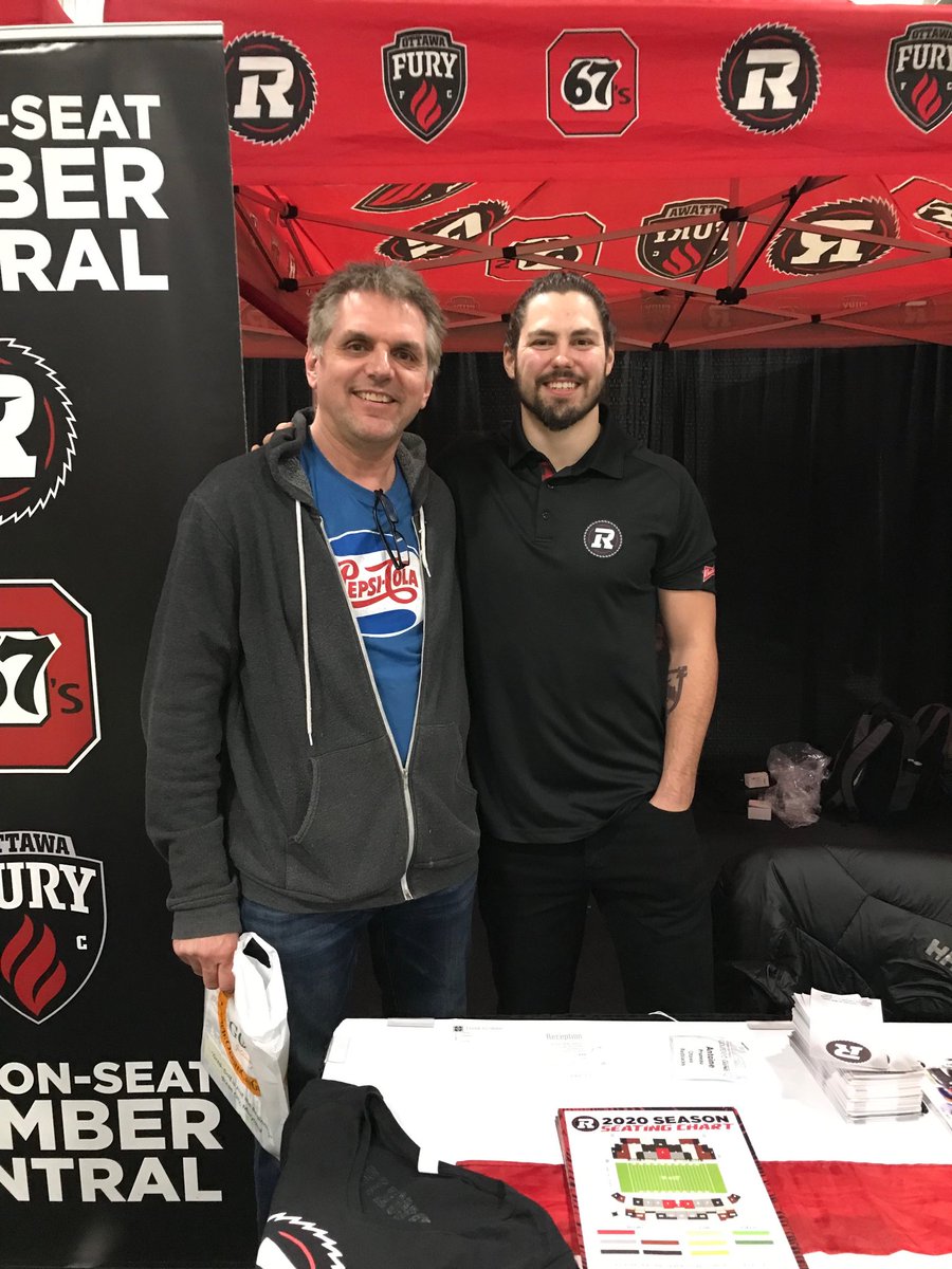 Markowithak's tweet photo. Got my ⁦@REDBLACKS⁩ fix meeting ⁦⁦@pruneau_antoine⁩ ⁦@EYCentre⁩ Golf Expo! #CFL #LetsGoRedBlacks https://t.co/J8FQu4tma1