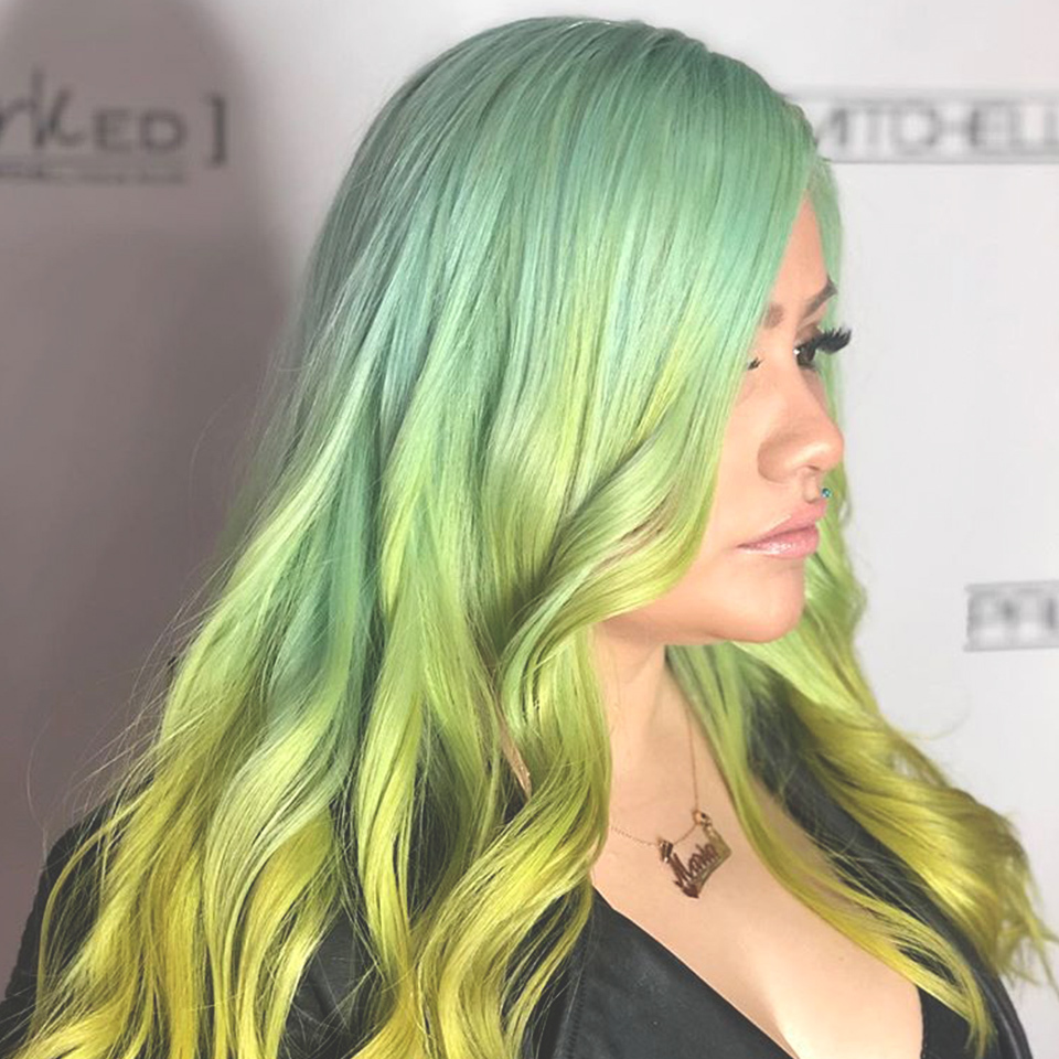 PaulMitchellEdu's tweet photo. Can’t decide between two colors? Choose both and be a showstopper. 😉 🧜‍♀️ 📸: #PMTS Alum @jaasdoeshair (IG) #inspo #greenhair #hair #haircolor #haircolorinspiration #haircolorinspo
#hairinspiration #hairinspo #hairlove #PMTS #PMTSalumni #springhair https://t.co/CM0TogGE3c