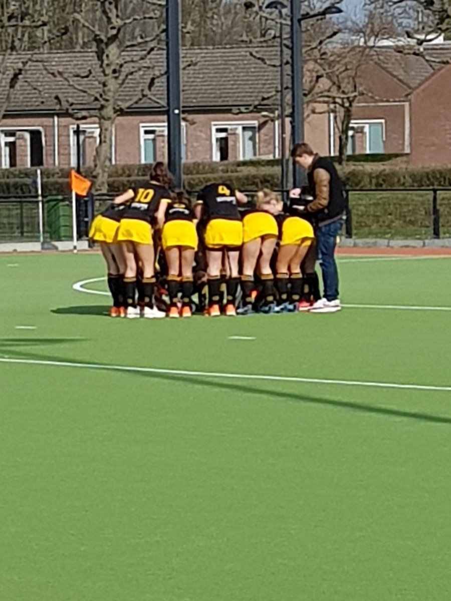 De kop is eraf! Eerste competitie wedstrijd zit erop. <a href="/MHCMaastricht/">MHC Maastricht</a> MA1 tegen <a href="/HCDBMA1/">hc den bosch ma1</a> 2-4 gewonnen. Lekkere aftrap van de competitie🖤💛🖤💛#bosschebeesten <a href="/HCHertogenbosch/">HCHertogenbosch</a> @Jaimyhulsker