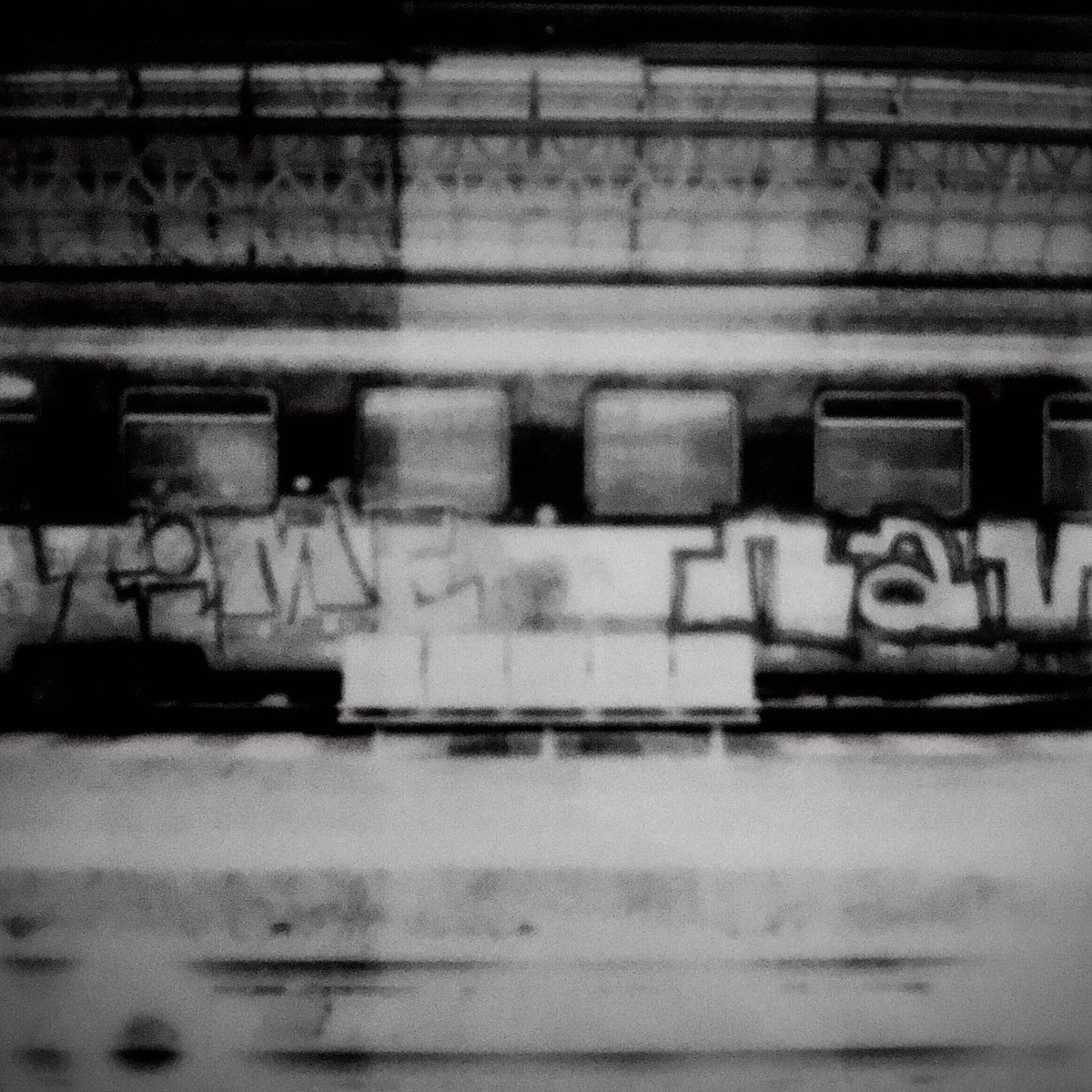 It’s time © Dorothée Sorin - @polaroidorignls #dorotheesorin #photography #photo #urbain  #france #gironde #igersgironde #igersgironde_bnw #igersbordeaux #bordeaux #bordeauxmaville #train #gare #garesaintjean #polaroid #impossibleproject #bnwphotography #bnw #filmisnotdead