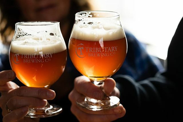 LET THERE BE LIGHT. If an extra hour of sunlight isn't worthy of a toast, we don't know what is. Poses &amp; Pints kicks off the longer day tomorrow at 12PM, followed by live music by Jerry Short 3-5PM. ☀️ #MaineBeer #kitterymaine ift.tt/2TuLJ1o