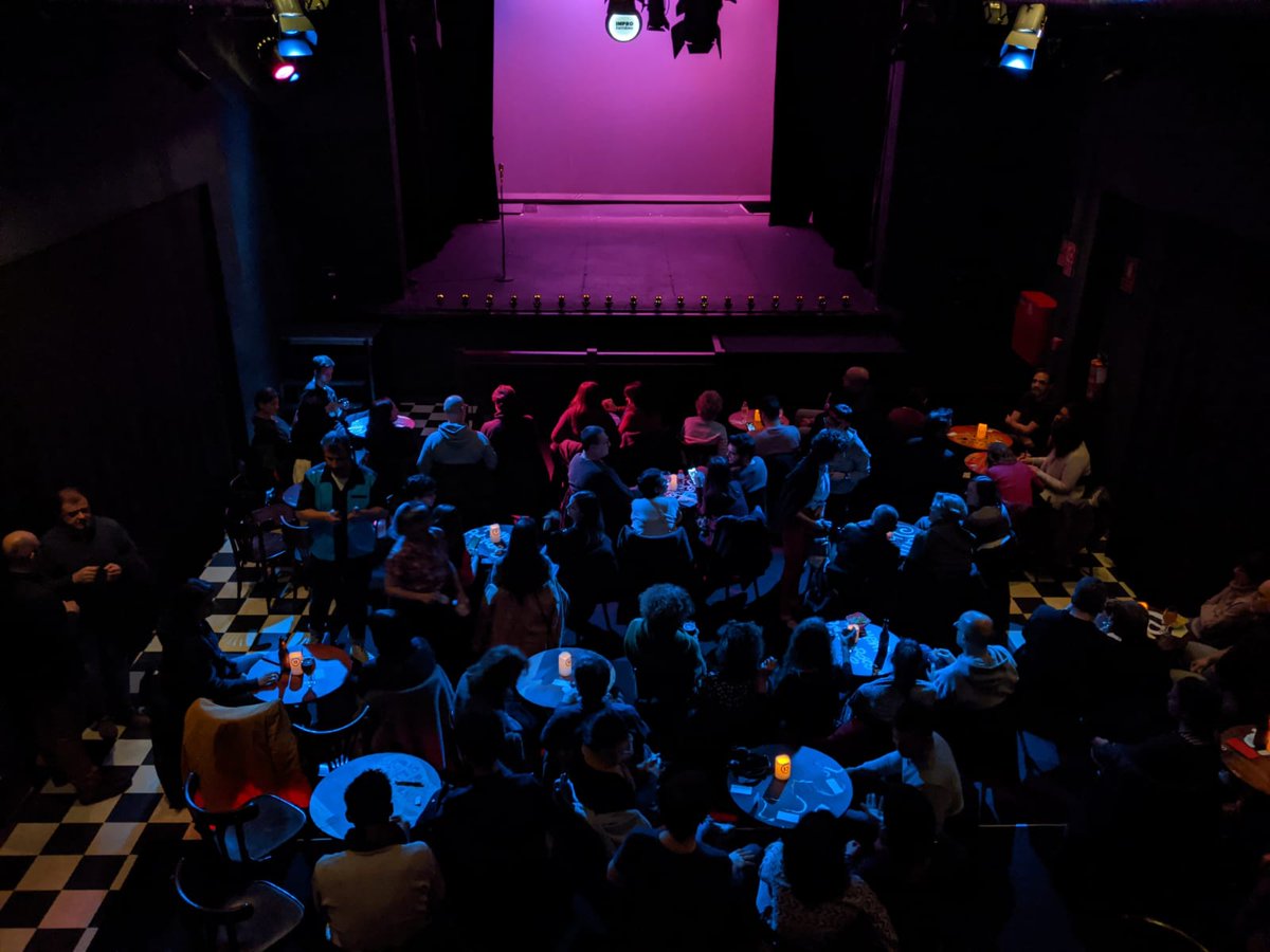 ImproBarcelona's tweet photo. Ahir va néixer Impro A Gogó, un espectacle de jocs de improvisació i 100% Comèdia. Frases del públic, reptes i un fart de riure... Ah, i 🍸 No et perdis la propera actuació al @almeriateatre i aprofita els descomptes a https://t.co/kq4LVfdLKF. #Impro #Comedia #humor #improagogo https://t.co/QWlqhOTRog
