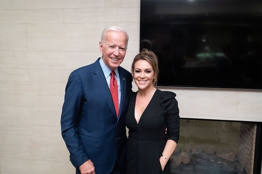charmed_fr's tweet photo. #EVENT : @Alyssa_Milano à la rencontre de Joe Biden. https://t.co/6oKVGKJrcC