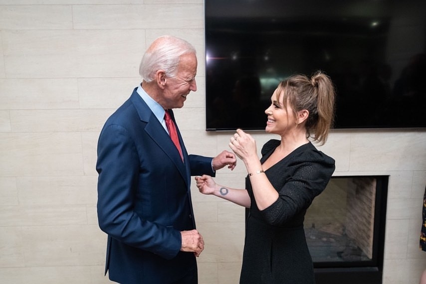charmed_fr's tweet photo. #EVENT : @Alyssa_Milano à la rencontre de Joe Biden. https://t.co/6oKVGKJrcC