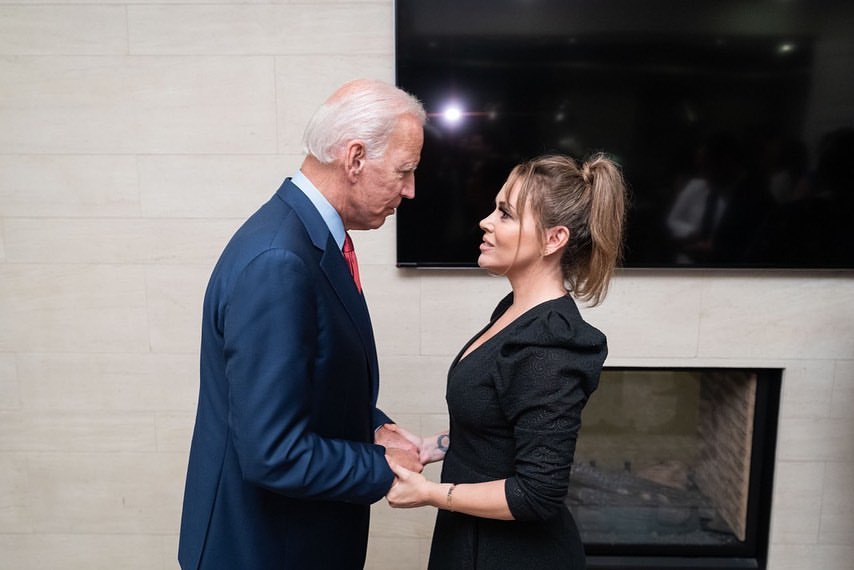 charmed_fr's tweet photo. #EVENT : @Alyssa_Milano à la rencontre de Joe Biden. https://t.co/6oKVGKJrcC