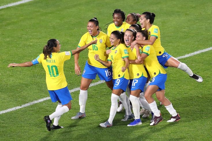 W_Soccer_'s tweet photo. Pia está observando as jogadoras com enfoque nas Olimpíadas. A comissão só pode levar 18 jogadoras da seleção. Pelo que já foi demonstrado em campo, Marta, Debinha, Luana, formiga, Tamires, Andressinha, Ludmilla, Thaísa e Andressa devem ser incluídas na lista. #BRAxFRA 🇧🇷⚽️ https://t.co/CAFzX35dhb
