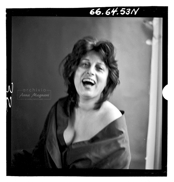 «#Nannarella is more than an actress, she is a national monument. Like motherhood, or the Church, she is part of us».

📰 The Los Angeles Times, 1969
📸 © #RichardAvedon, 1953

#7marzo #AnnaMagnani #ArchivioAnnaMagnani