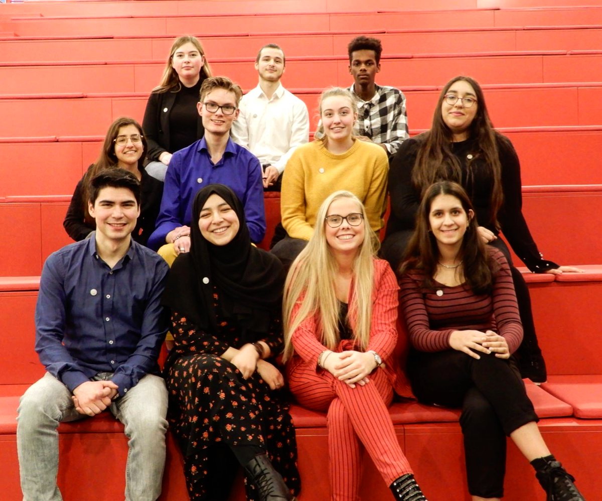 CMondriaan's tweet photo. Het was onlangs fotodag bij de centrale studentenraad!

Ons team kwam in mondriaan kleuren naar de vergadering en de resultaten zijn 😍🙏

#mbo #rocmondriaan #roc #student #studentenraad https://t.co/uPL7RBpqIe