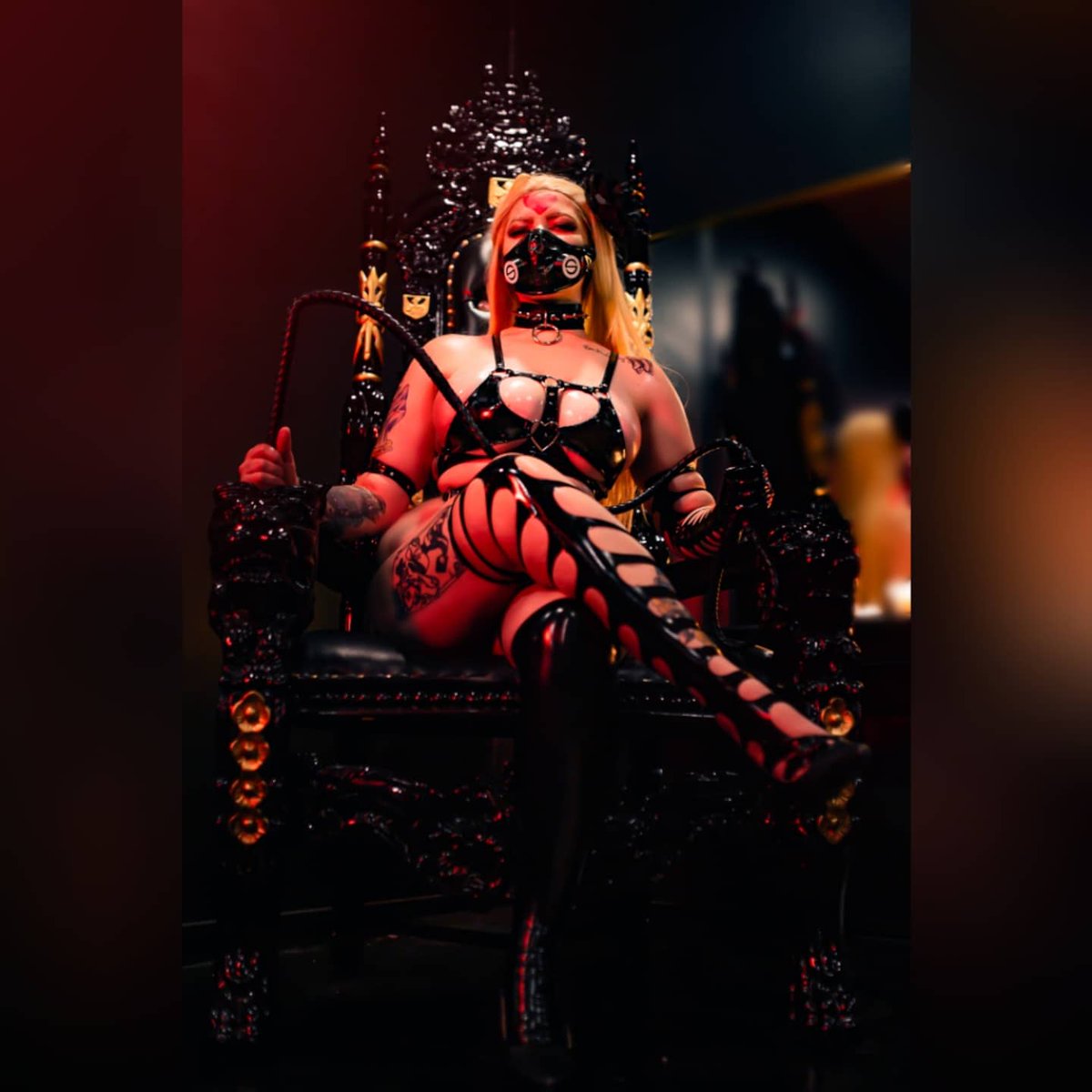 jaxpusseater's tweet photo. Ola' Twitter I am here to be your new queen.
Photo by @FoxfireAki
#monsterprincess #dos #doscosplay #onepunchman #breasts #thicc #curves #cosplaygirl #onepunchmancosplay #sexycosplay #sexycosplaygirl #tattoos #sexdungeon https://t.co/iqYyoqtEfK