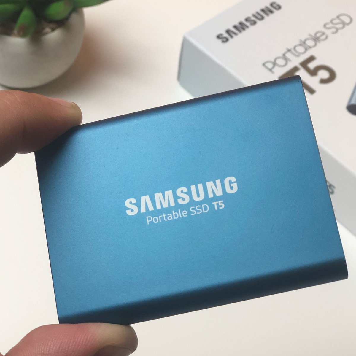 ryaniwk's tweet photo. This guy worth is weight in gold!! It completely changed my old iMac. 100% recommend!! Can’t wait to try the new T7.

@Samsung @SamsungUK @SamsungUS #samsungt5 #portablehdd #t5ssd #technology 
(I paid for this drive myself, not sponsored) https://t.co/8Sfe0g7XzX
