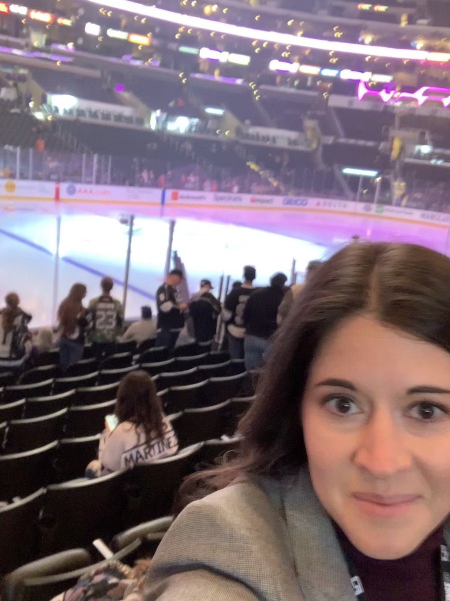 sportsdrmorgan's tweet photo. It’s game day... Go Kings Go! @KeckMedUSC
.
.
#teamdoctor #sidelineselfie #WomenInMedicine #orthopaedics #sportsmedicine https://t.co/DY1O3zJlx0