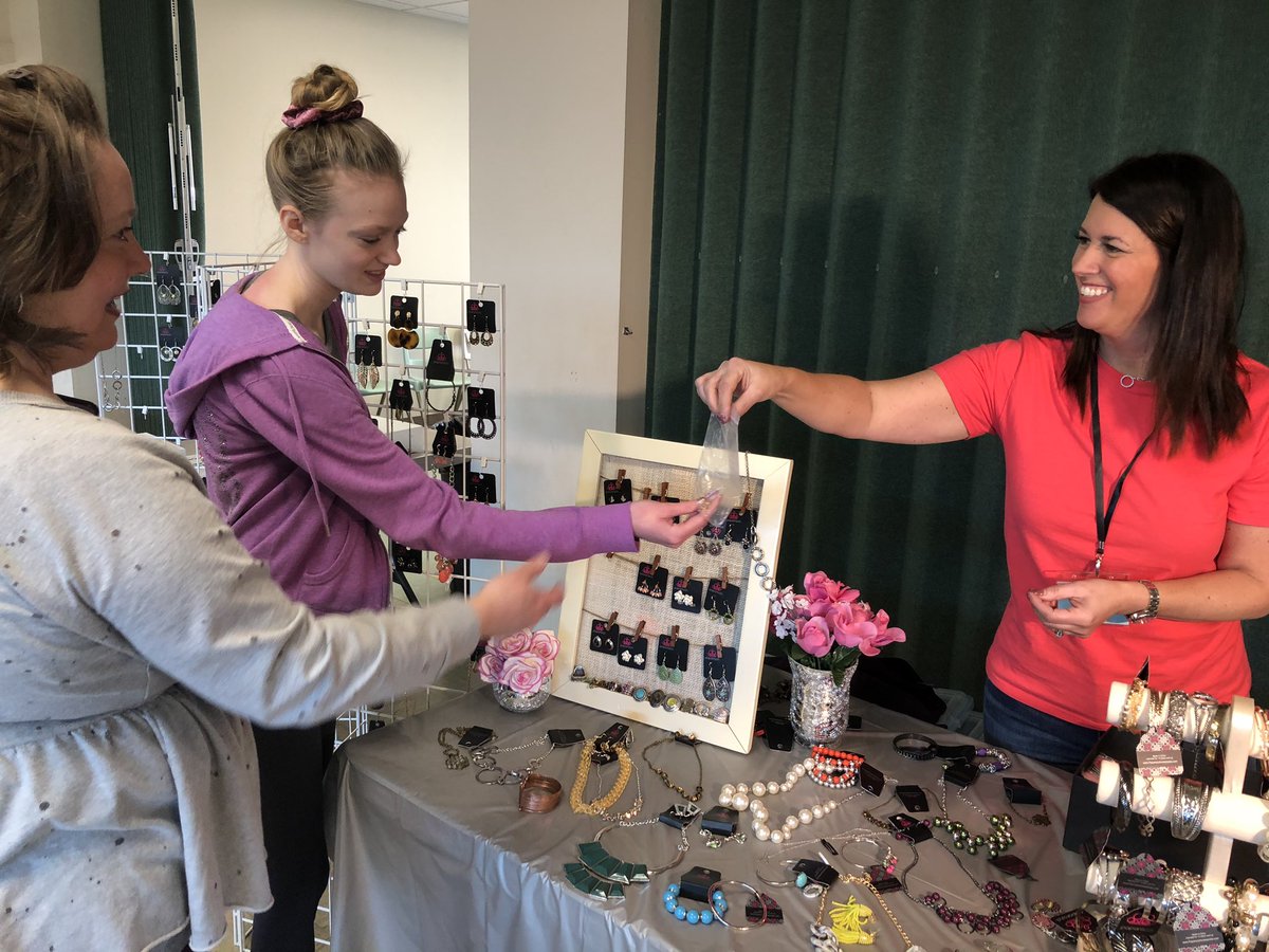 wpxigigi's tweet photo. This is the 5th year for this event. Bless-A-Dress is free for anyone.  Free prom dresses, shoes, jewelry, and even on-site seamstresses! 💃🏽Have fun at your dances, ladies!!! ❤️🎥💃🏽#WPXI #prom2020 (Thanks for 📸1 @JulesEvans) https://t.co/NAsxeSvB8Q