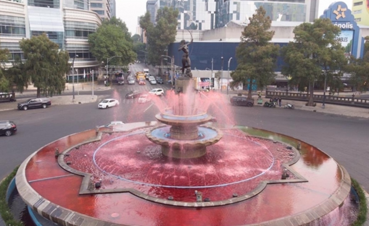 El_Universal_Mx's tweet photo. Fuente de la Diana Cazadora luce "ensangrentada" por víctimas de feminicidio

Al igual que en la #CDMX, en la fuente La Minerva, en Guadalajara, también mostró su estanque de color rojo por el contexto que vive el país ante el #8Marzo2020 https://t.co/066iNHxY11 https://t.co/BgWayxghwh