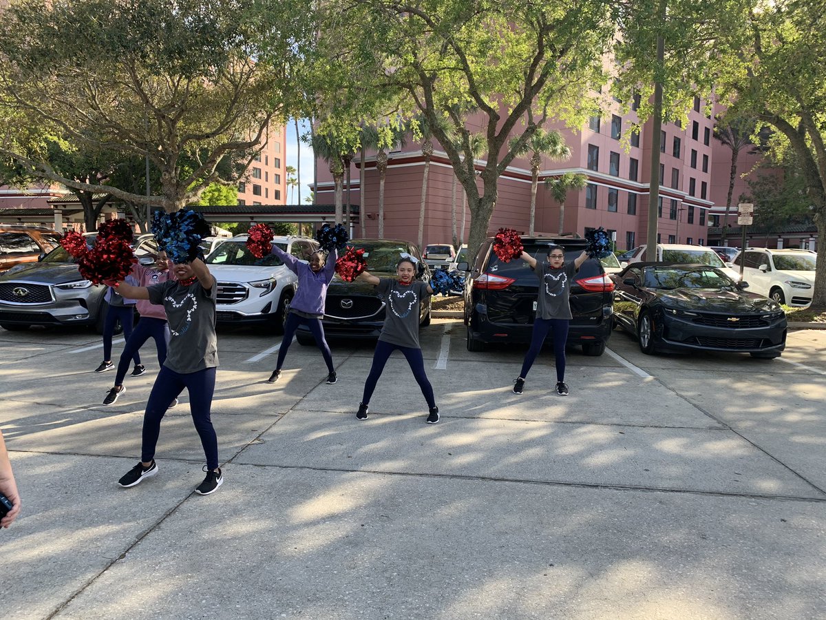 Thankful for this beautiful Florida weather and loving our outdoor practices!! @OMSHipHop performs their game day routine at 5:53!!