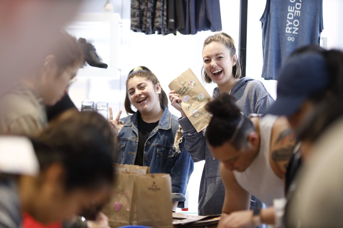 CaseyCurryHOU's tweet image. Great Saturday morning with my @alliantgroup family &amp;amp; @rydehouston friends...sweating together &amp;amp; packing lunches for @KidsMealsInc Such a great feeling to support our #Houston community together!