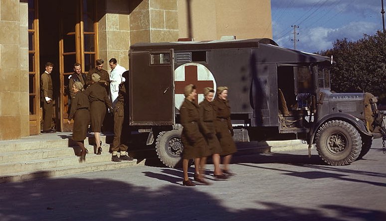 mike_bechthold's tweet photo. Canadian nursing sisters in Italy. The fist picture is a crop; second is the full image.
#WomensHistoryMonth #originalcolour
(LAC MIKAN 4232933) https://t.co/iN05sAWiSY