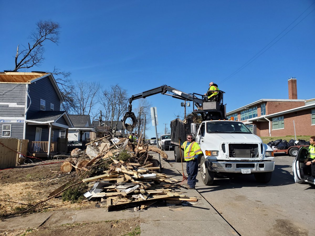 MNPDNashville's tweet photo. This is why we are asking tornado relief volunteers to park on unimpacted streets. Debris collection trucks like this one cannot get work done if roads and curbs are blocked. #NashvilleStrong https://t.co/pPds4WwNJy