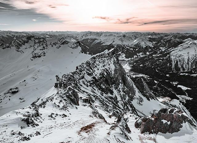 Joern_Photo's tweet photo. On top of Germany’s tallest mountain 🏔 Zugspitze https://t.co/Ss4cstXfjw https://t.co/QbRk3e9JXO