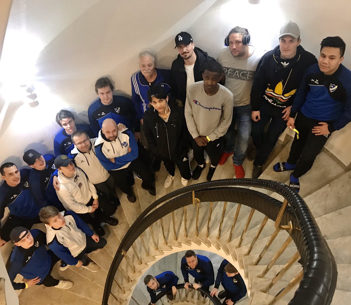 En riiktigt dålig sista match, men vi vinner trots det med 1-0 mot Sund efter mål av Samba.

Med en tredje plats i gruppen rullar vi ner mot hotellet och laddar om inför morgondagens kvartsfinal mot Holms SK. Avspark 11.00.