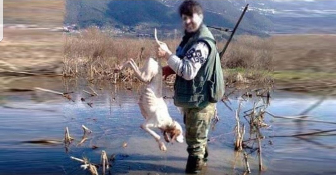 IbonPerezTV's tweet photo. Esta foto se la sacó un cazador a este otro justo antes de coger a su perro y ahogarlo porque ya no le servía. El pobre animal estaba en los huesos y ya no rendía como el cazador deseaba. 
¿Alguien conoce a este asesino para poder denunciarlo y castigarlo?https://t.co/ZrH4zMXoW5 https://t.co/8SPdP0tjeb