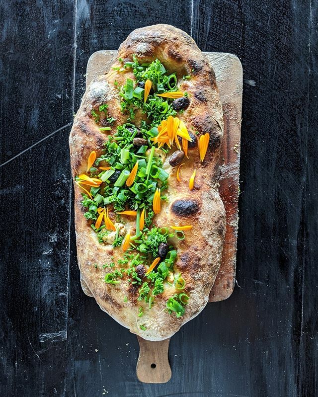 hayden_quinn's tweet image. @thebrunybaker's homemade Foccacia topped with herbs and edible flowers from this weeks @tasteofaustraliahq 
Grab the recipe (link in bio via @taste_team ) and make your own this weekend! 
#TAHQ #tasteofaustraliaHQ #foccacia #woodfired ift.tt/39AvVzQ