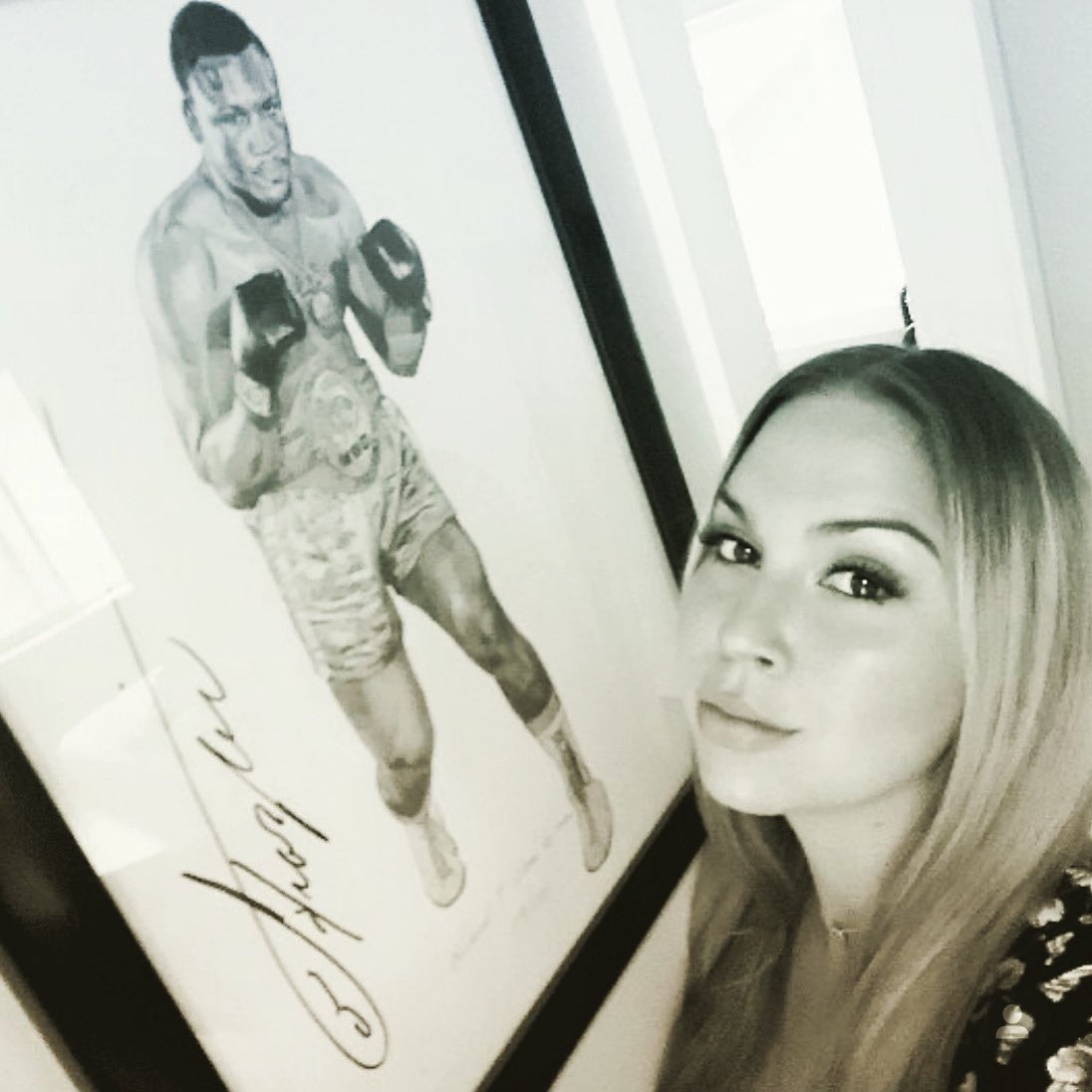 sloneart's tweet image. Are you following our @sloneart spokesmodel/fine art consultant @SarafinaPilato ? Give her a follow. Shes also a very talented painter. #Sarafina #artist #spokesmodel #sloneart #boxing #art #model #worldwide
