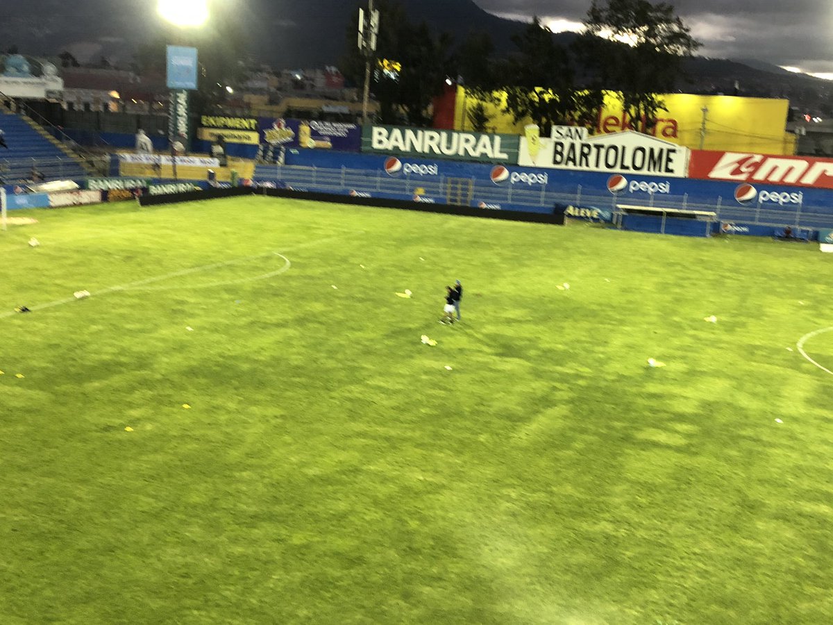 dixonvasquez_LR's tweet photo. #LNFGenLaRED
El micrófono de @Lared1061 ya desde el estadio Mario Camposeco con transmisión del partido
#XelajuMC vrs #CobanImperial
Con @crisarrioladj #HugoLandaverde #WalterAvalos #BayronMazariegos
Mensajes al 58581061 https://t.co/OApcZ2kAJI